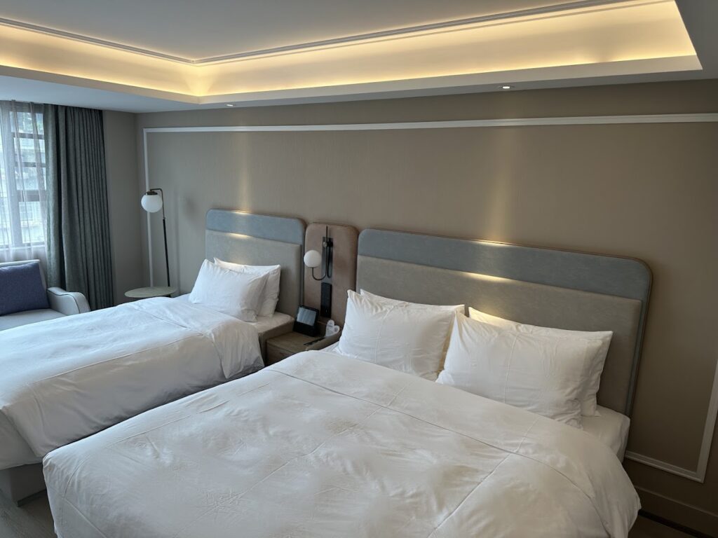 crescent moon hotel chengdu chunxi road tianfu square station co dang dat khong