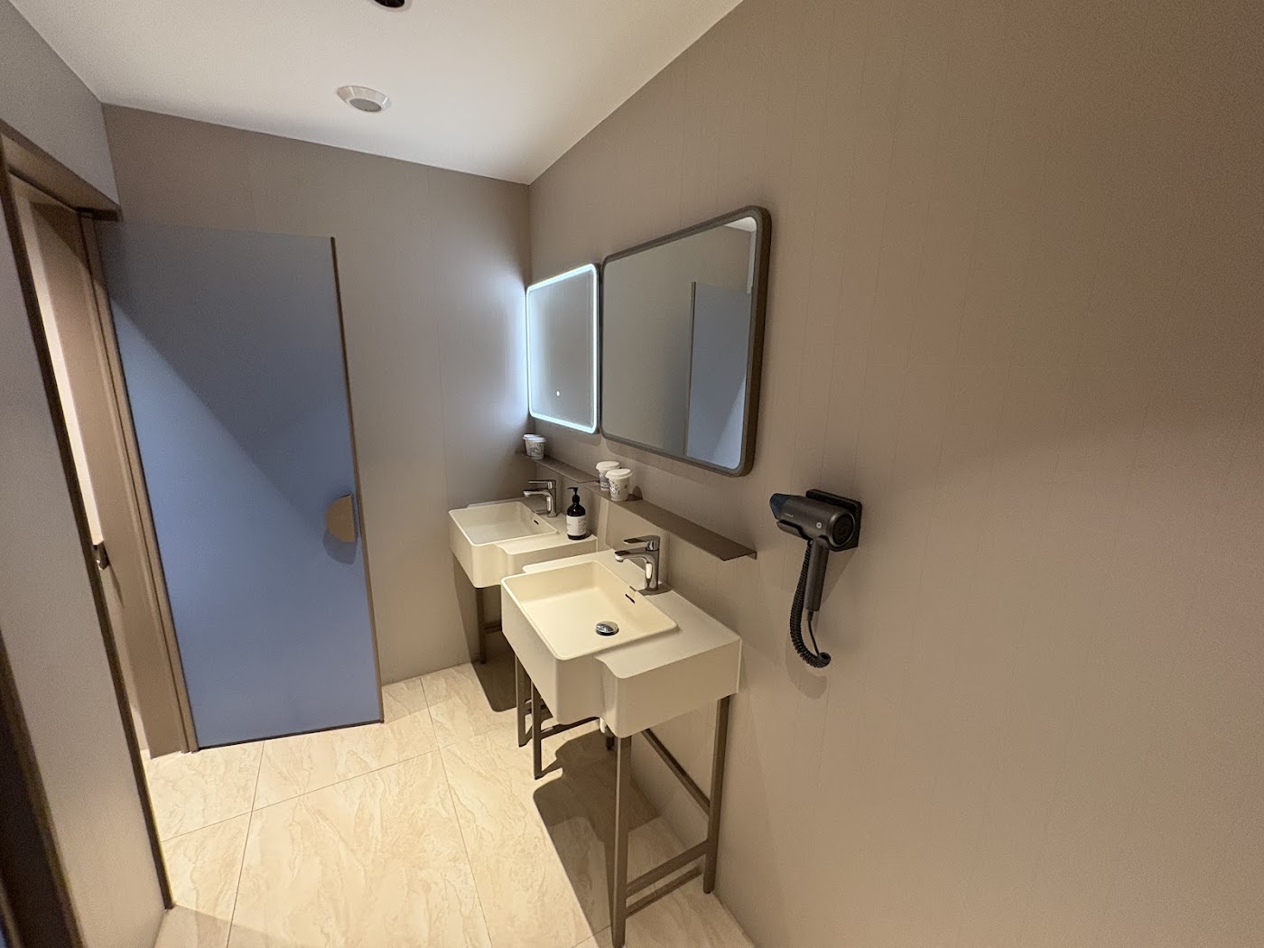 Waiting Hotel Xujiahui Thượng Hải trên GrabHotel